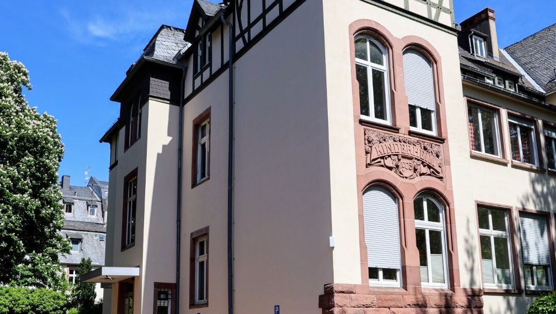 Außenansicht der Beratungsstelle in Bornheim. Der barrierefreie Zugang ist nicht möglich.