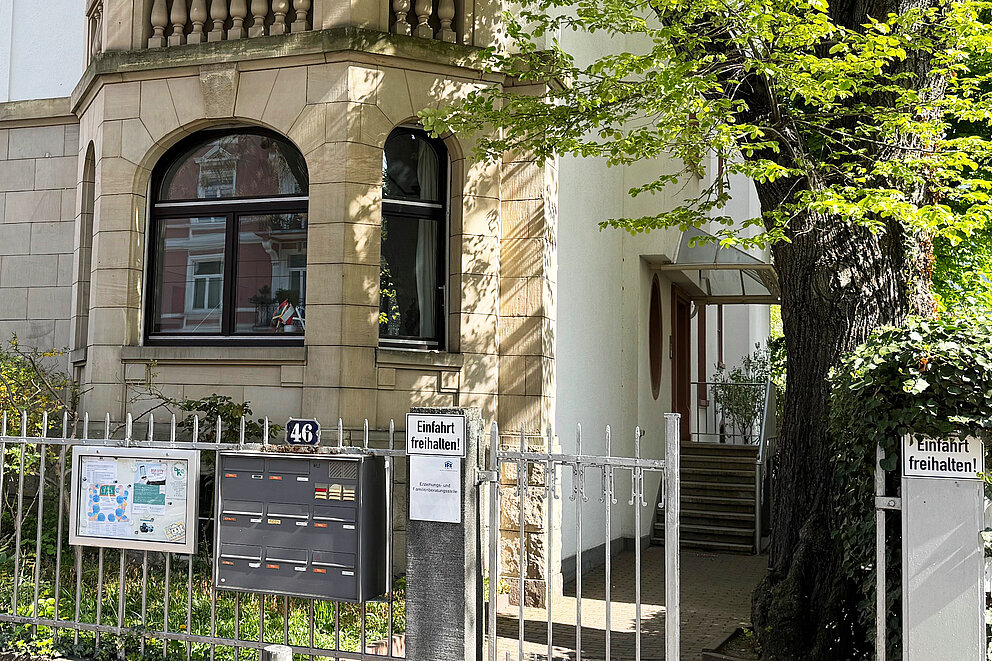 Außenansicht der Beratungsstelle in Bockenheim. Der barrierefreie Zugang ist nicht möglich.