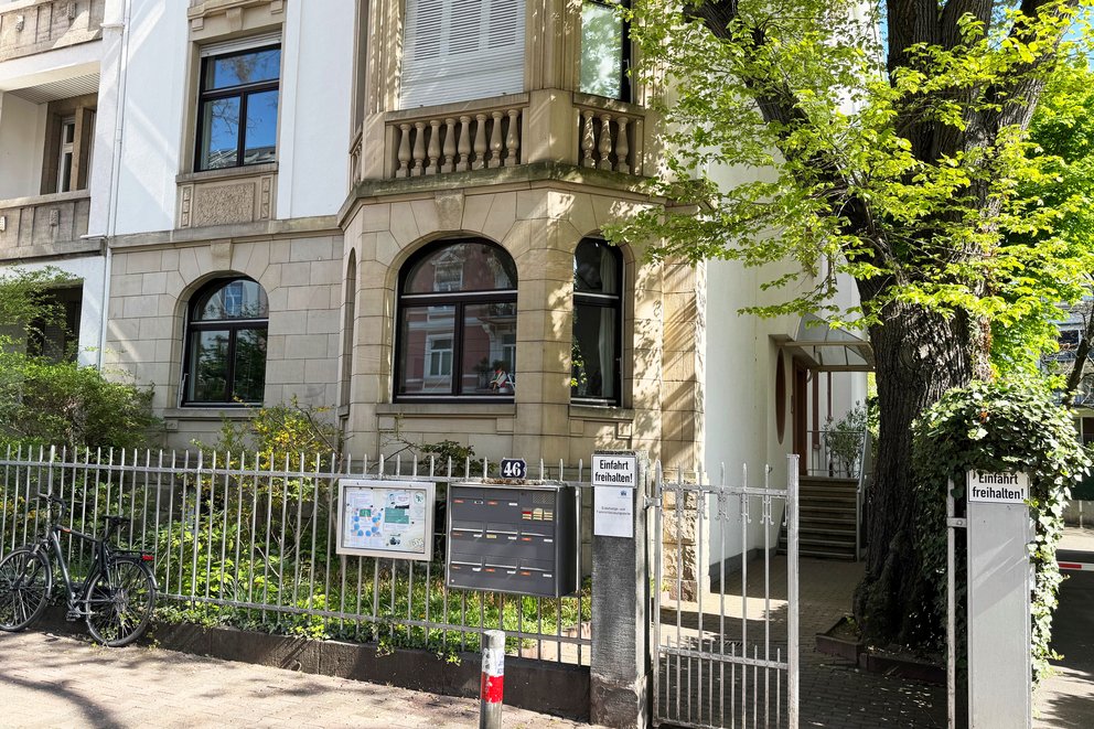 Außenansicht der Beratungsstelle in Bockenheim. Der barrierefreie Zugang ist nicht möglich.