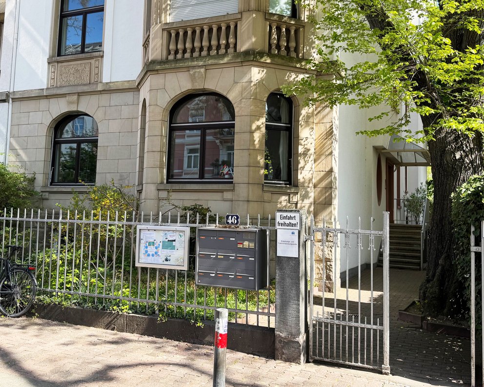 Außenansicht der Beratungsstelle in Bockenheim. Der barrierefreie Zugang ist nicht möglich.