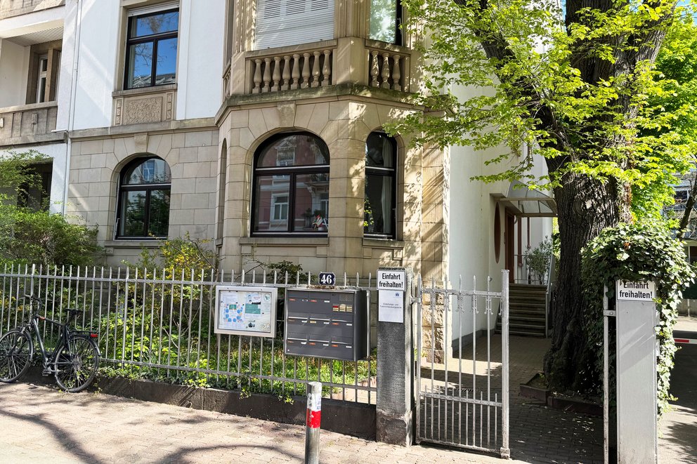 Außenansicht der Beratungsstelle in Bockenheim. Der barrierefreie Zugang ist nicht möglich.