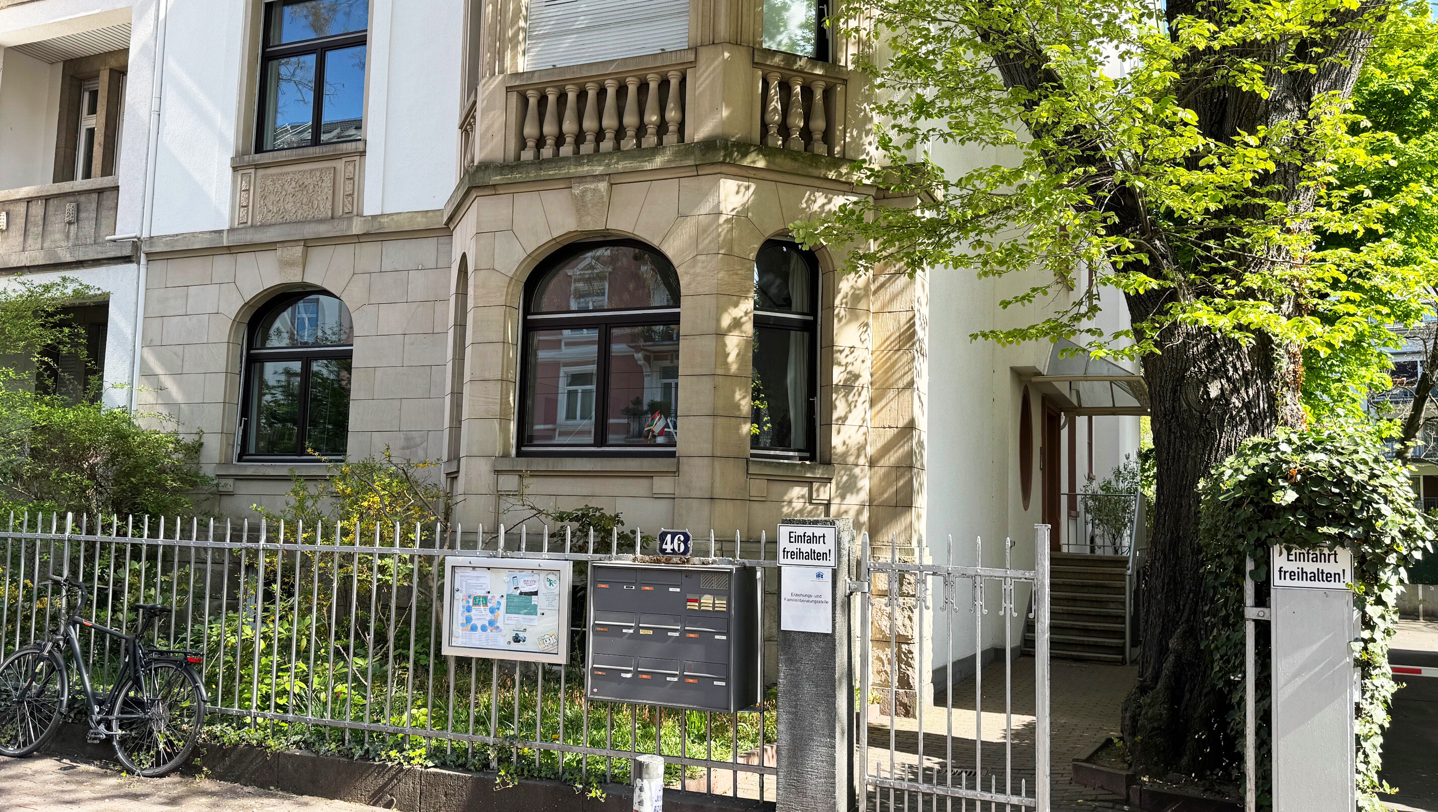 Außenansicht der Beratungsstelle in Bockenheim. Der barrierefreie Zugang ist nicht möglich.