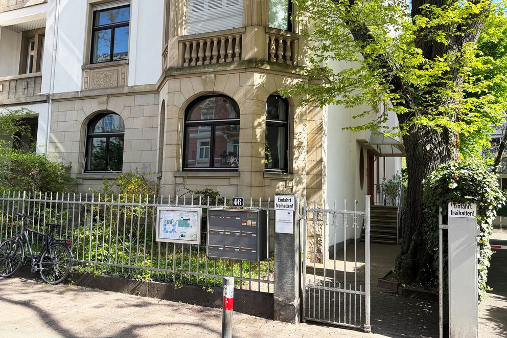 Außenansicht der Beratungsstelle in Bockenheim. Der barrierefreie Zugang ist nicht möglich.