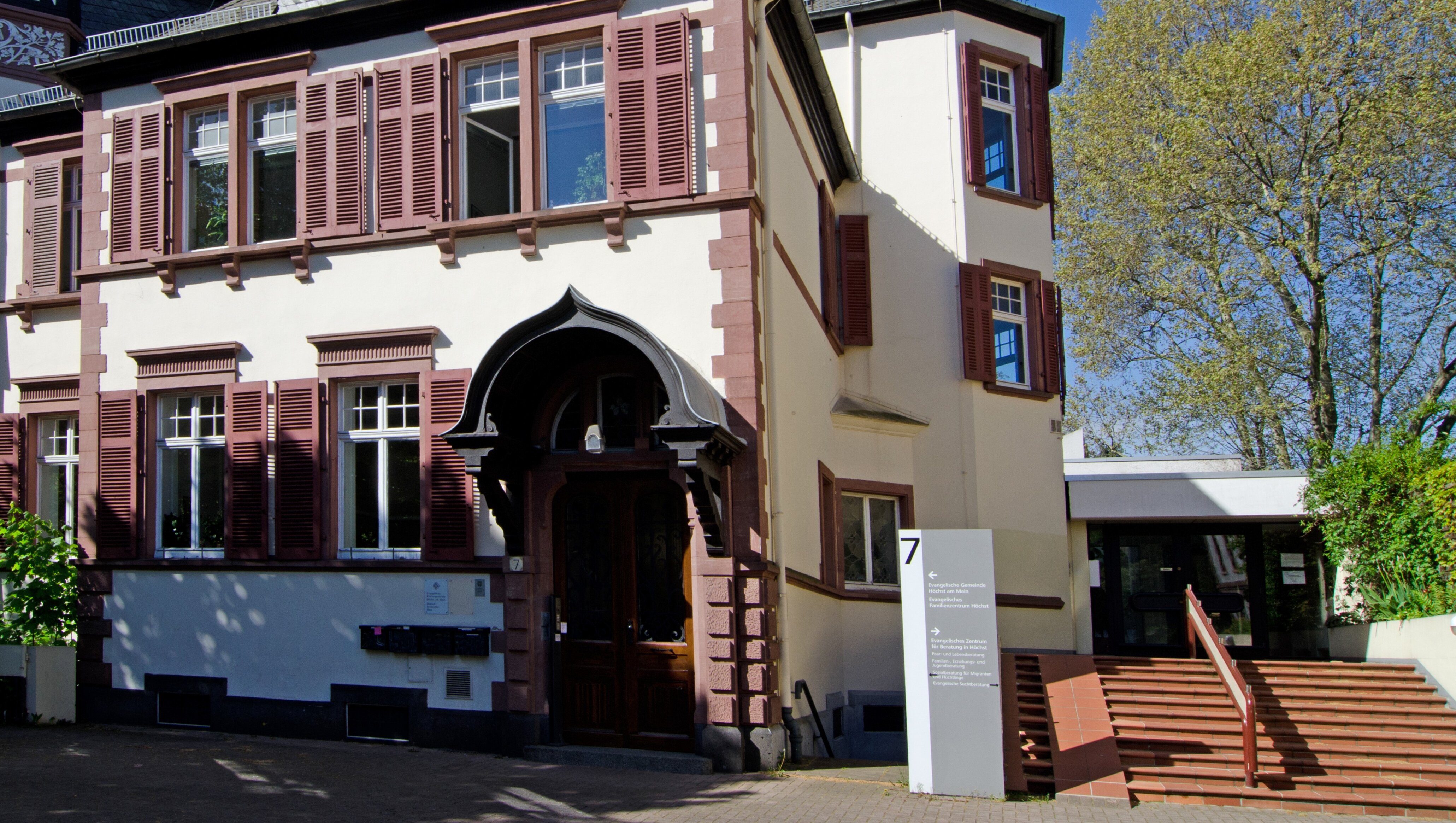 Außenansicht der Beratungsstelle in Höchst. Der barrierefreie Zugang ist nicht möglich.