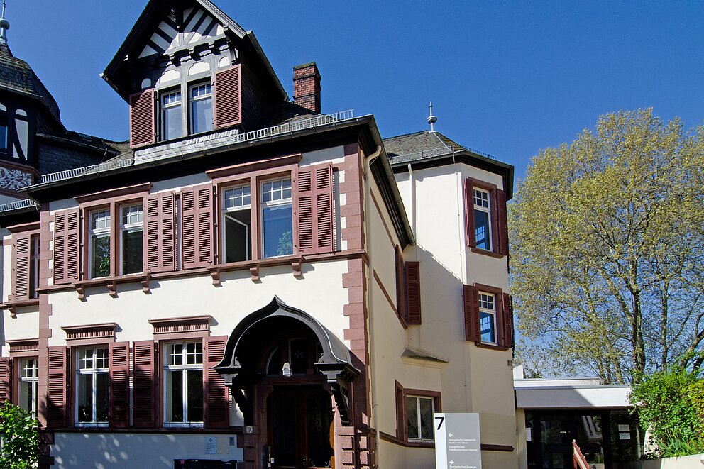 Außenansicht der Beratungsstelle in Höchst. Der barrierefreie Zugang ist nicht möglich.