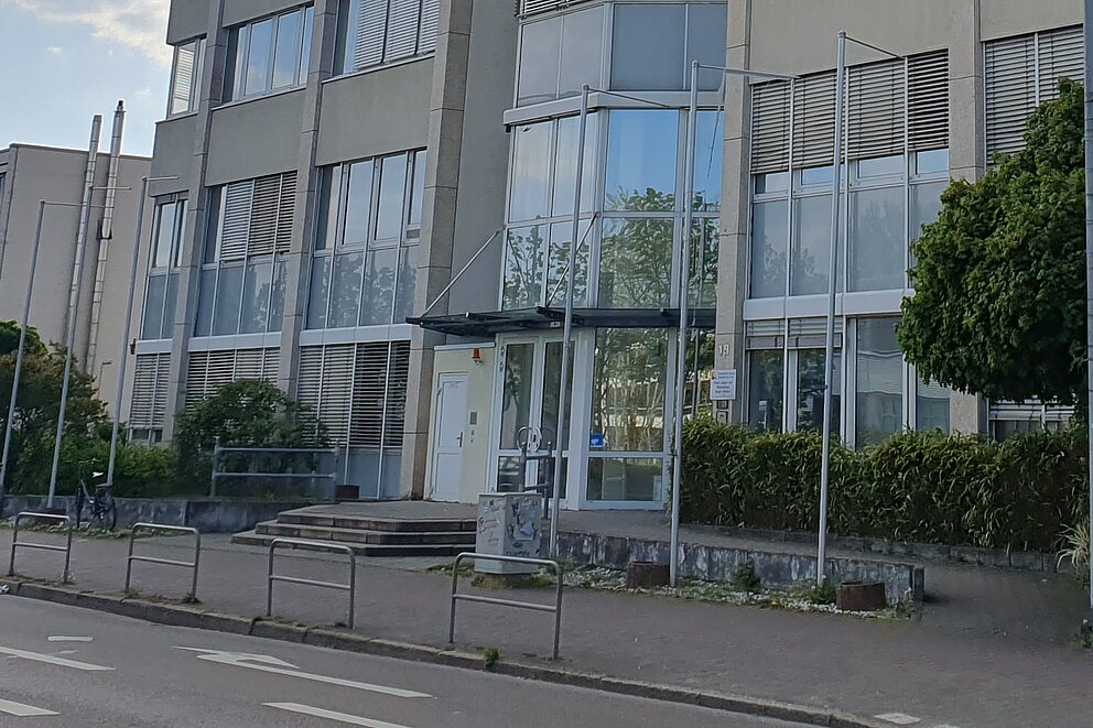 Außenansicht der Beratungsstelle in Bergen-Enkheim. Der barrierefreie Zugang ist möglich.