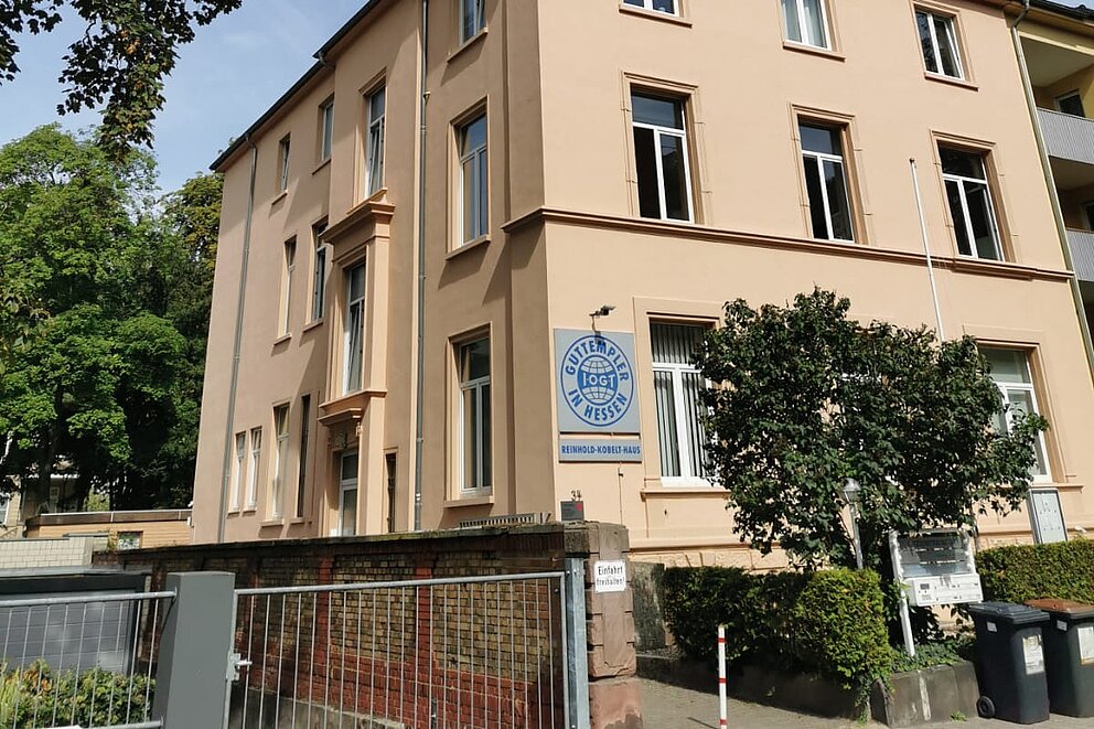 Außenansicht der Beratungsstelle in Sachsenhausen. Der barrierefreie Zugang ist nicht möglich.