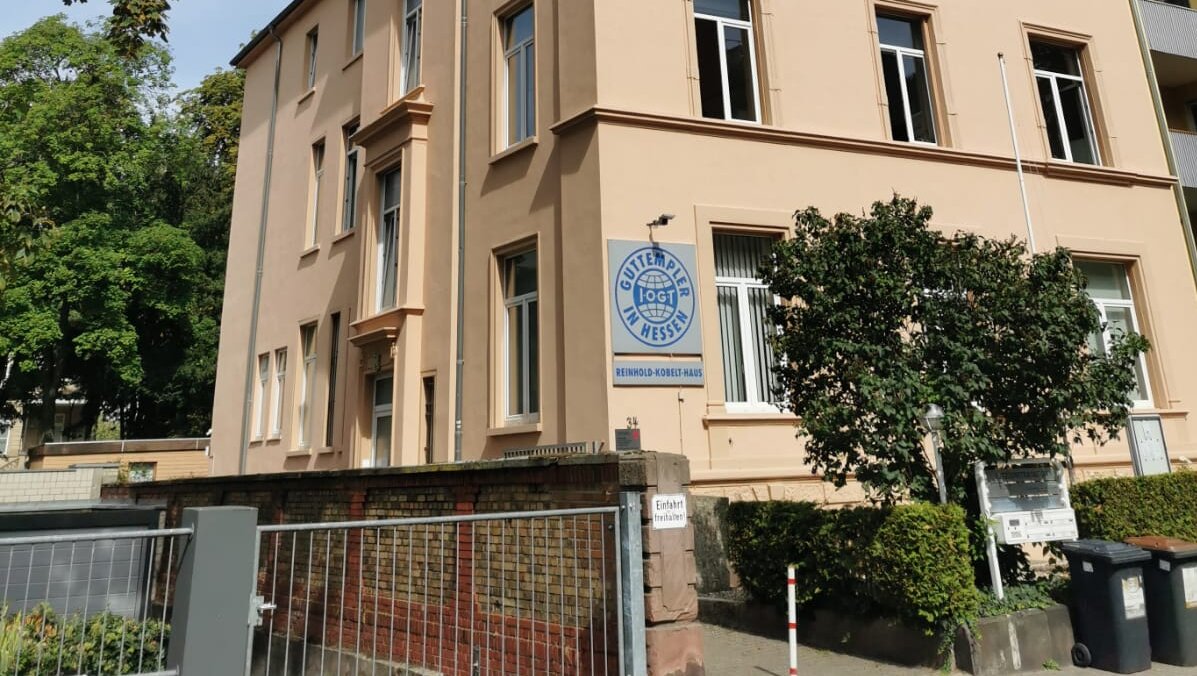 Außenansicht der Beratungsstelle in Sachsenhausen. Der barrierefreie Zugang ist nicht möglich.