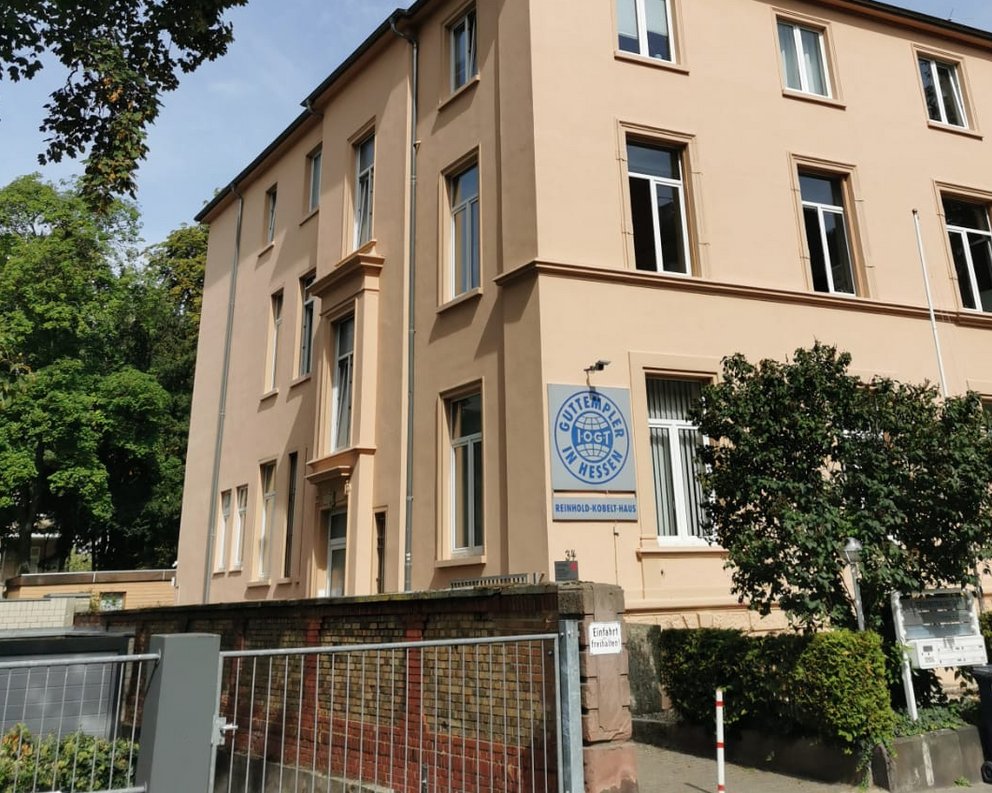 Außenansicht der Beratungsstelle in Sachsenhausen. Der barrierefreie Zugang ist nicht möglich.