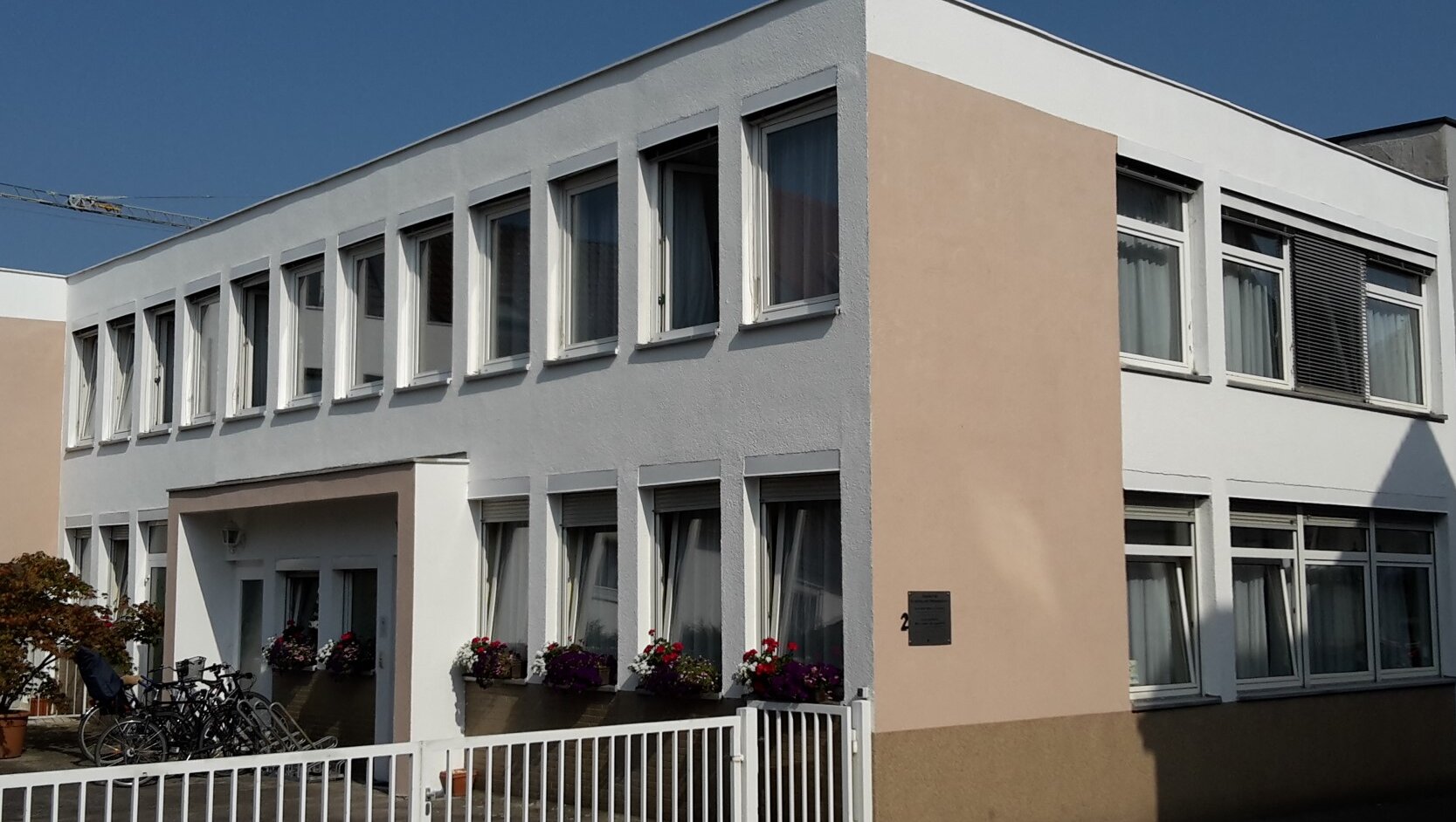 Außenansicht der Beratungsstelle in Preungesheim. Der barrierefreie Zugang ist möglich.