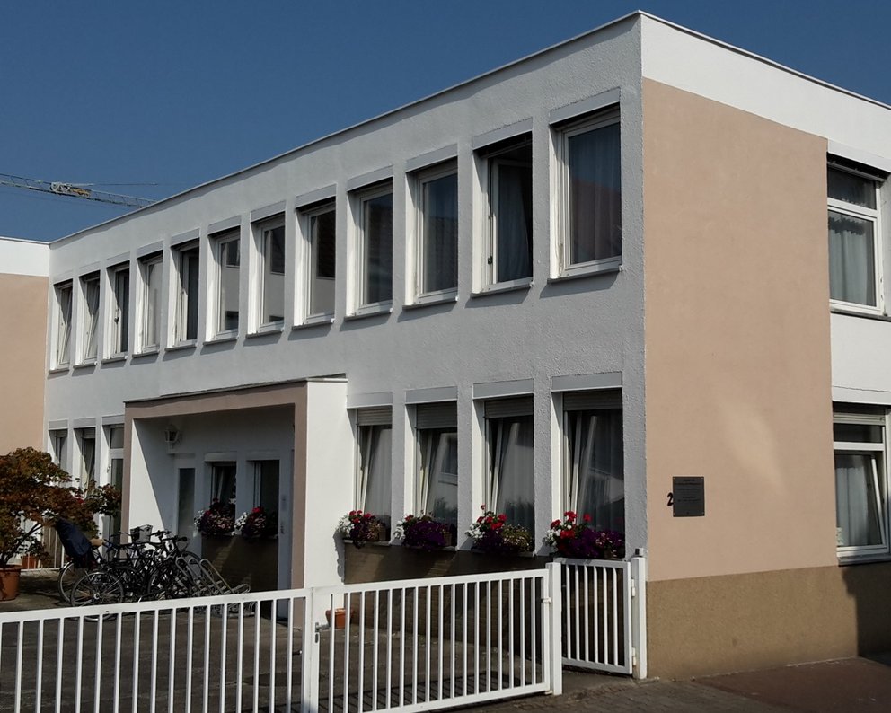 Außenansicht der Beratungsstelle in Preungesheim. Der barrierefreie Zugang ist möglich.