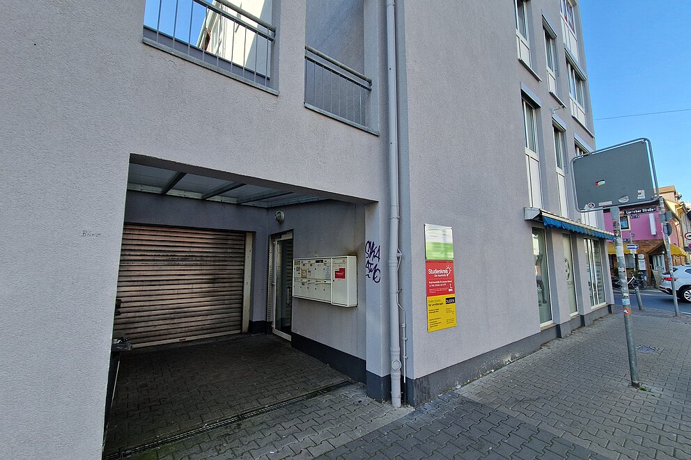 Außenansicht der Beratungsstelle in Rödelheim. Der barrierefreie Zugang ist möglich.