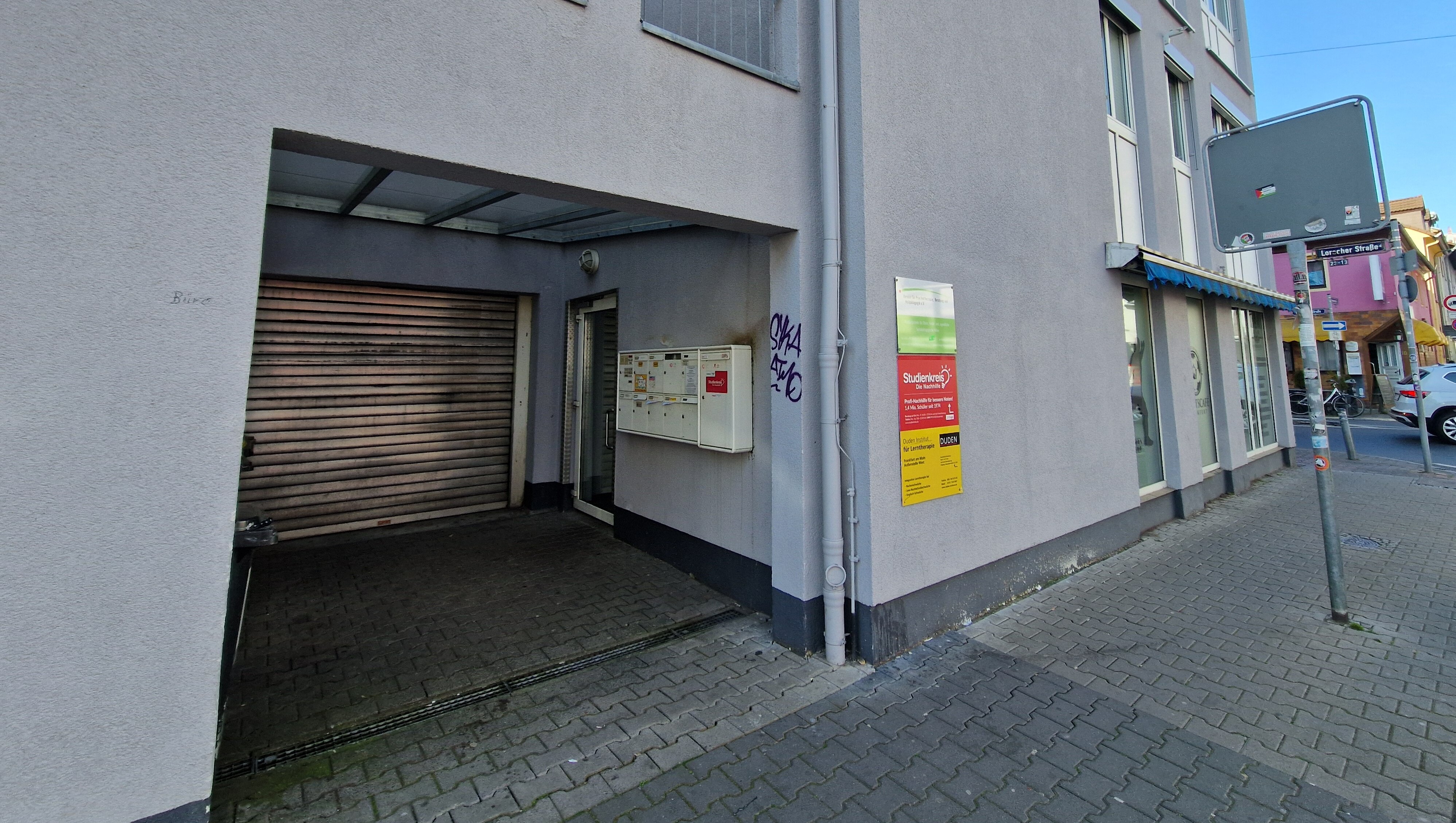 Außenansicht der Beratungsstelle in Rödelheim. Der barrierefreie Zugang ist möglich.