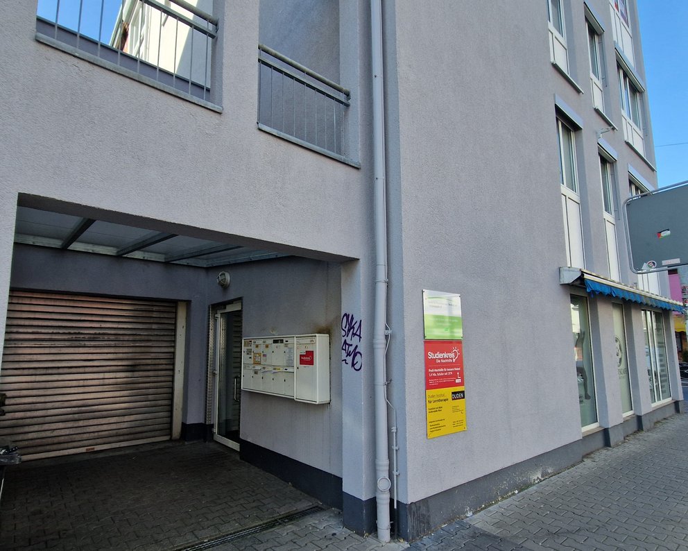 Außenansicht der Beratungsstelle in Rödelheim. Der barrierefreie Zugang ist möglich.